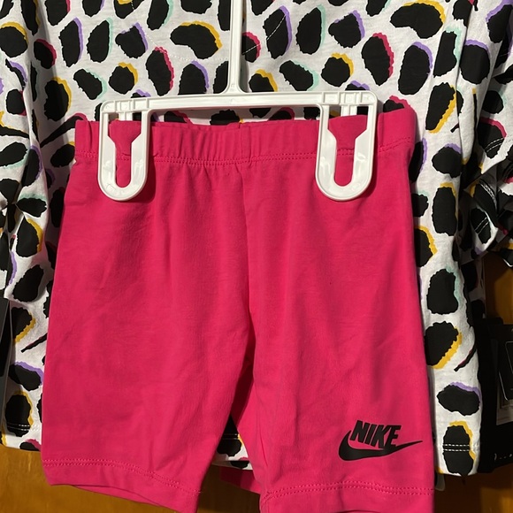 Nike - Picture 4 of 4